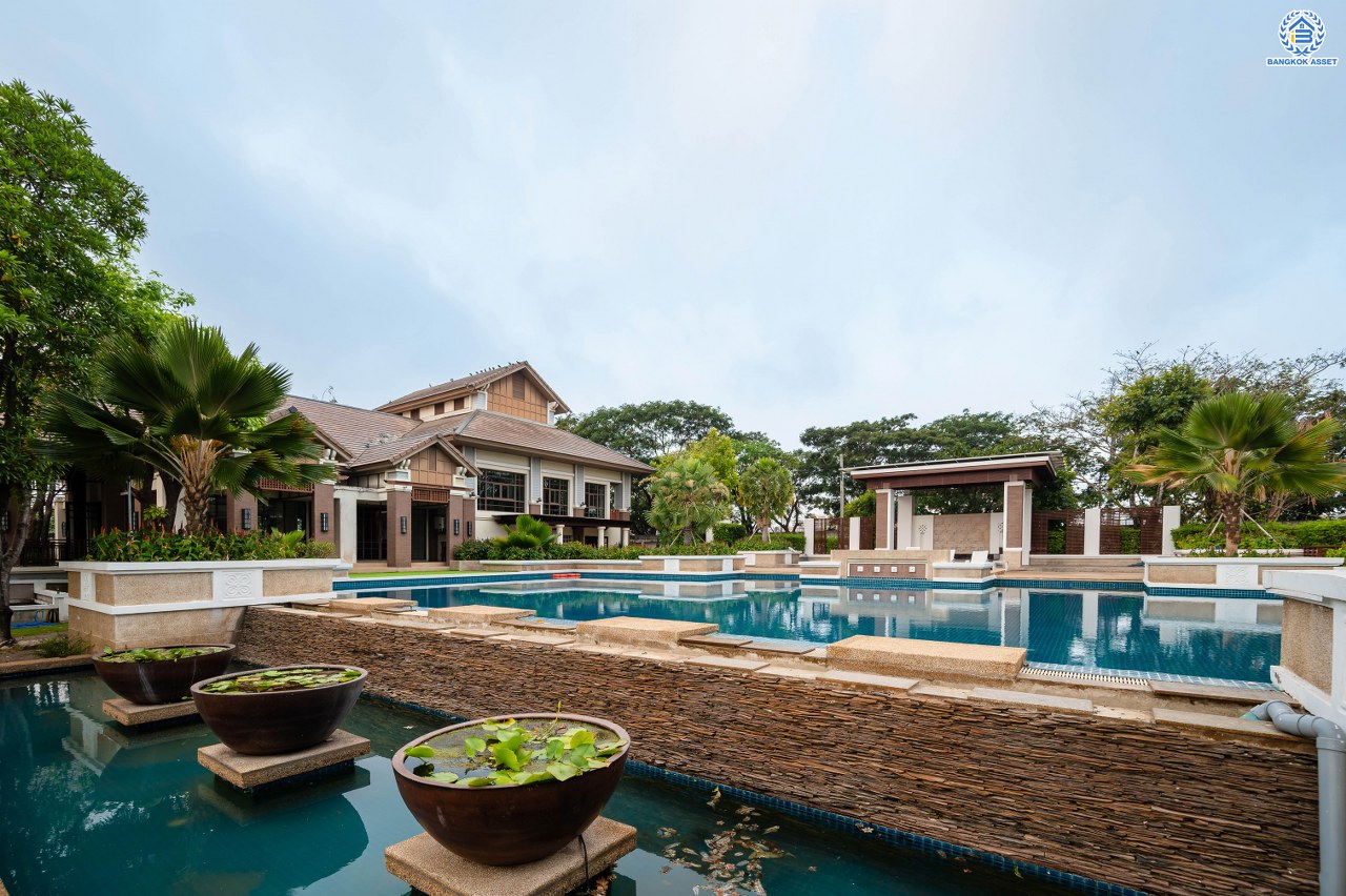 บ้านมือสองตกแต่งใหม่ จากแบรนด์ Sansiri โครงการ เศรษฐสิริ วงแหวน-สุขาภิบาล2 บ้านเดี่ยวหลังมุม เนื้อที่ 70.10 ตร.ว. พื้นที่ใช้สอย 166.20 ตร.ม. ฟังก์ชัน 3 ห้องนอน 3 ห้องน้ำ 1 ห้องแม่บ้าน 2 ที่จอดรถ ติดถนนใหญ่เสรีไทย ใกล้จุดขึ้นทางด่วน "วงแหวน-กาญจนาภิเษก" และ ใกล้รถไฟฟ้าสายสีชมพู "สถานีนพรัตน์"...